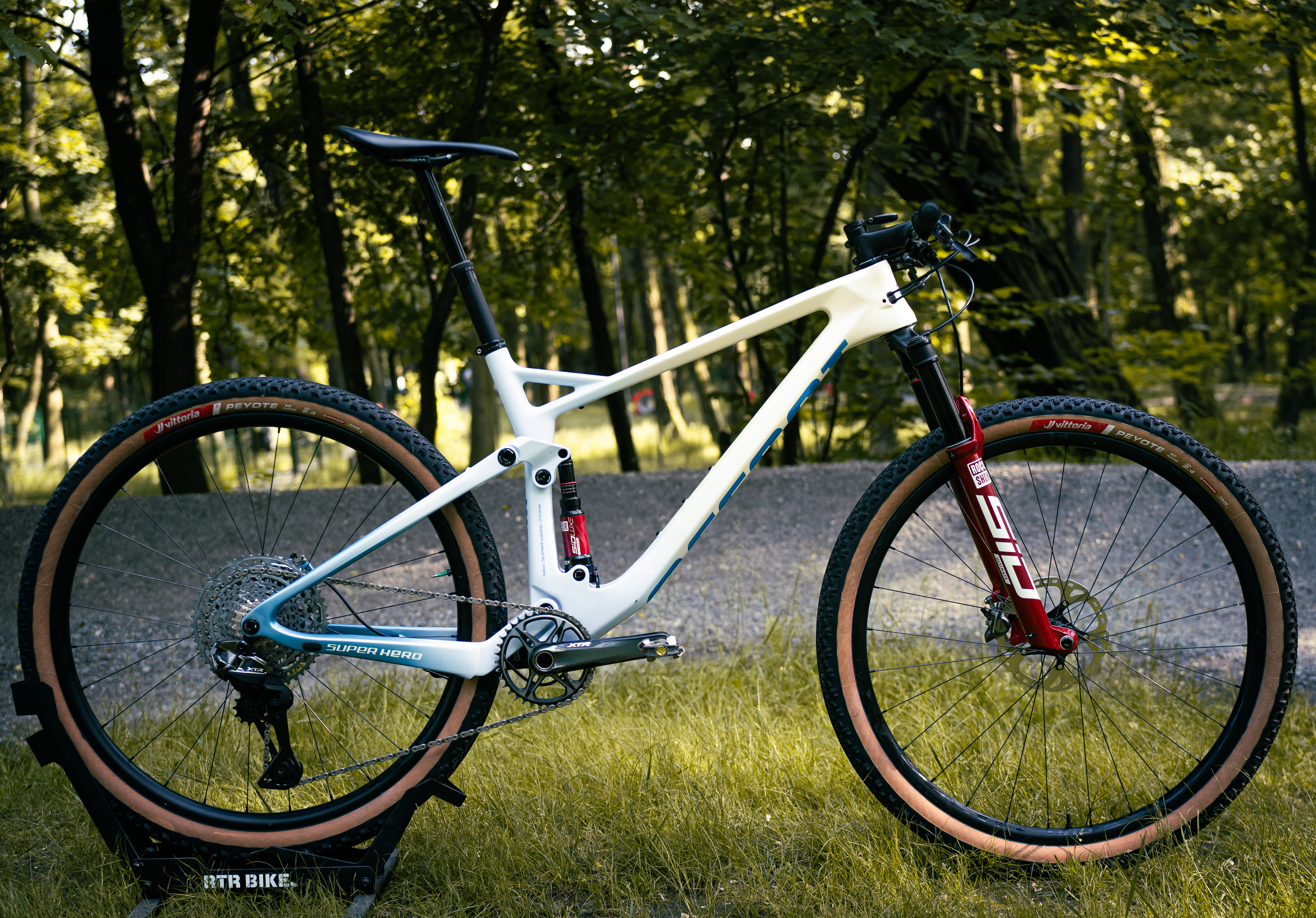PREMIERA: SUPER HERO XTR Di2 | Odkrywamy najszybszy rower downcountry na pełnej elektronice Shimano
